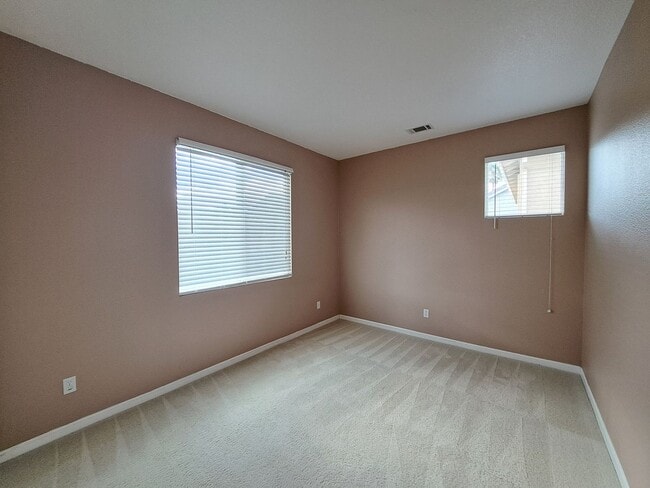 Building Photo - Expansive 3 bedroom/2.5 Bath Home in Corde...