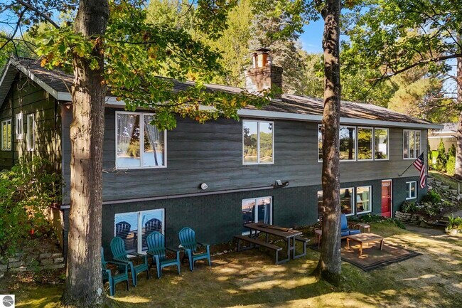 Building Photo - 5521 Silver Sunrise Trail