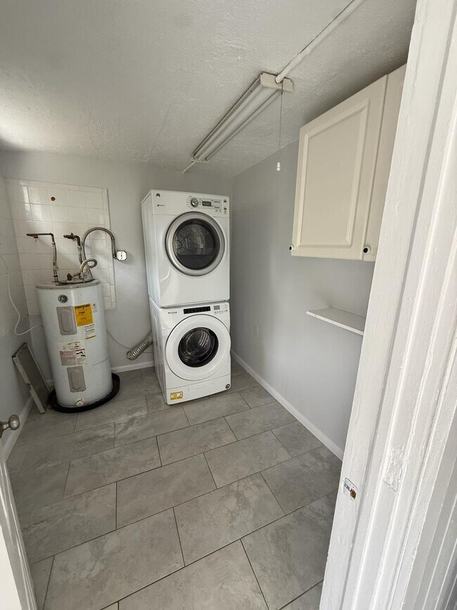 Building Photo - Charming 2/1 Single Family Home with large carport