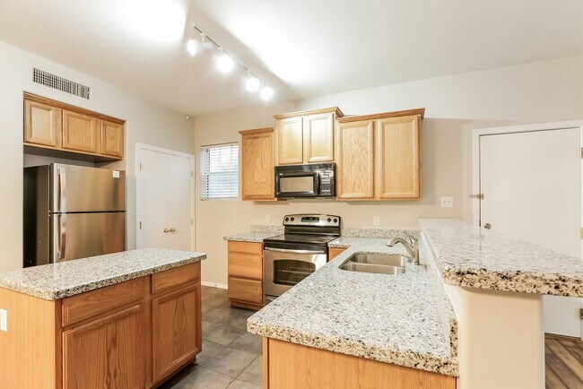 Building Photo - 7005 S 40th Ln