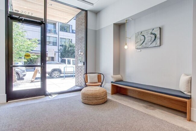 Building Photo - Luxury One Bedroom! Near Salt and Straw an...
