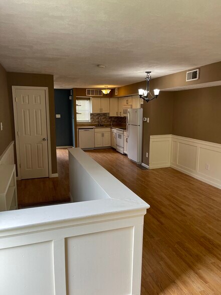 Building Photo - 2022 Valley Dr