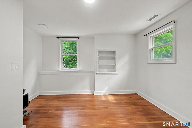 Building Photo - 10 Old Hawleyville Rd