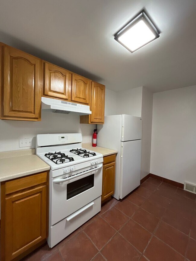 Building Photo - Charming 3 bedroom, fully furnished apartment