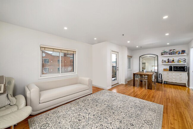 Building Photo - 476 Monmouth St