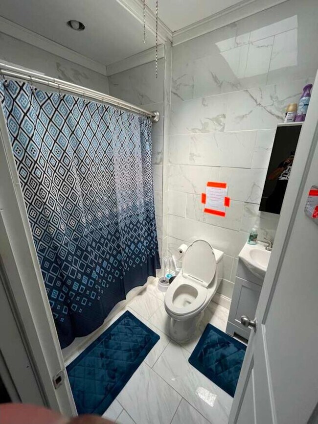 Building Photo - All Utilities INCLUDED - 6 Rooms for Rent - $450/mo -$800/mo