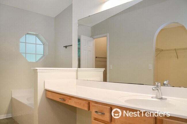 Building Photo - Four Bedrooms in Hickory Hill!