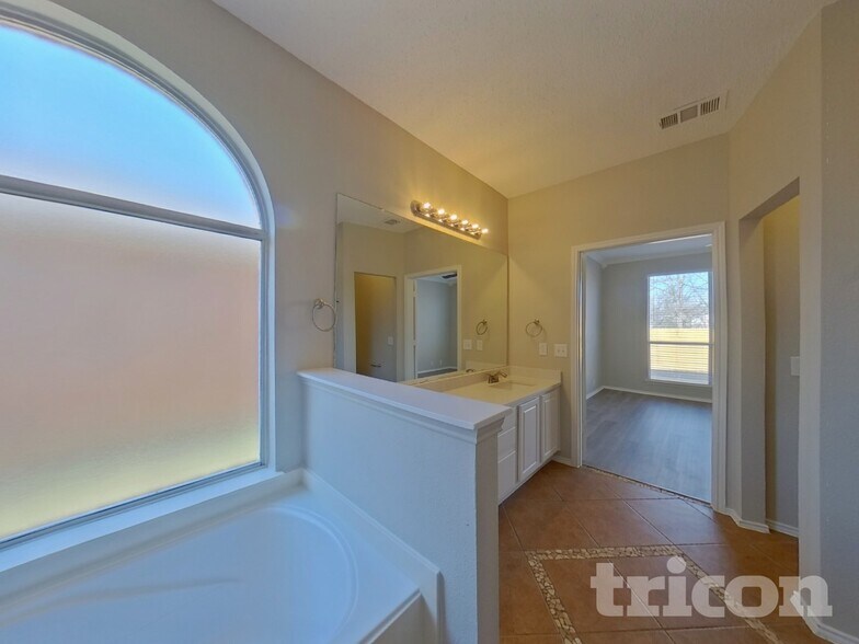 Building Photo - 3276 Raleigh Dr