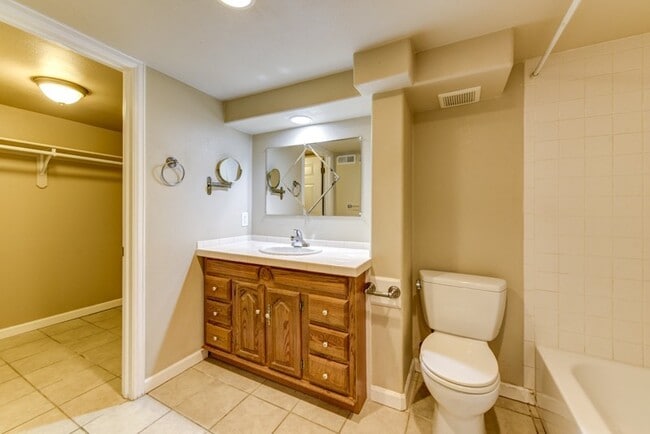 Building Photo - Pre-Lease August 2026; Large 5 Bedroom 3 B...