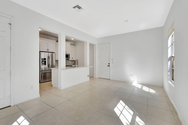 Building Photo - 838 NW 83rd Ln