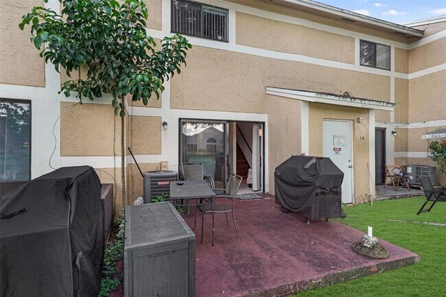 Building Photo - 9468 S Palm Dr