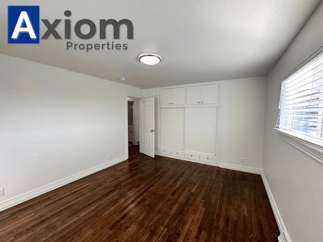 Building Photo - 906 E Elm-A