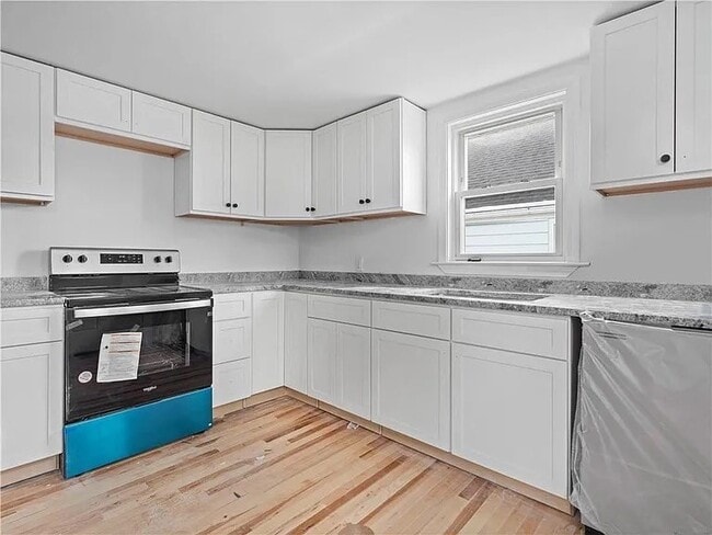 Building Photo - 85 Manistee St