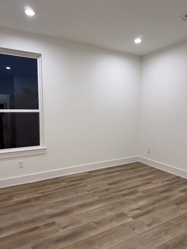 Building Photo - 9005 Comal St