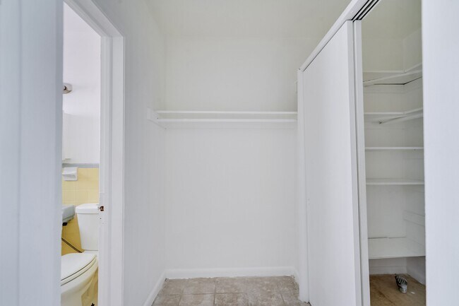 Building Photo - 6930 Rue Versailles Dr