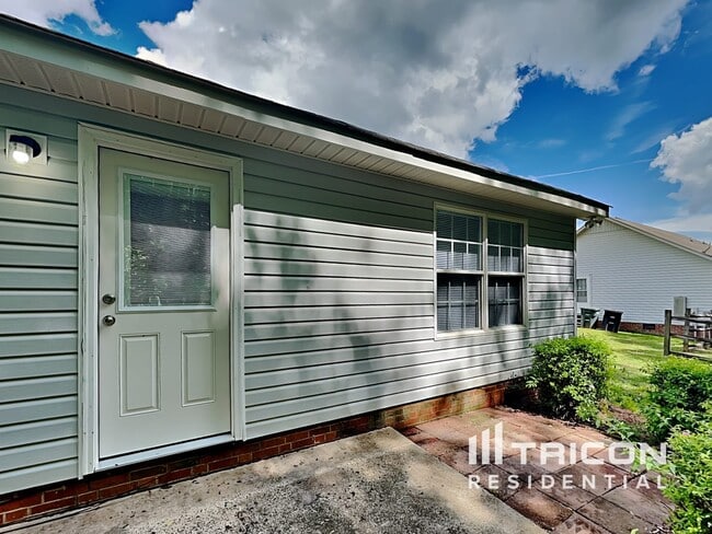 Building Photo - 2437 River Chase Dr
