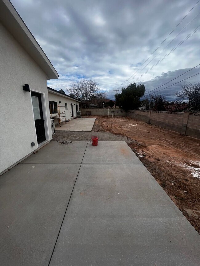 Building Photo - FF06