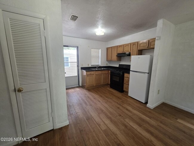 Building Photo - 601 MCCLURE St