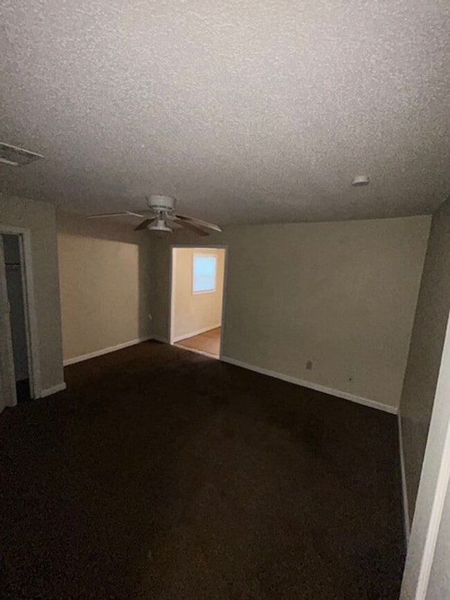 Building Photo - Moss Point 3 Bedroom
