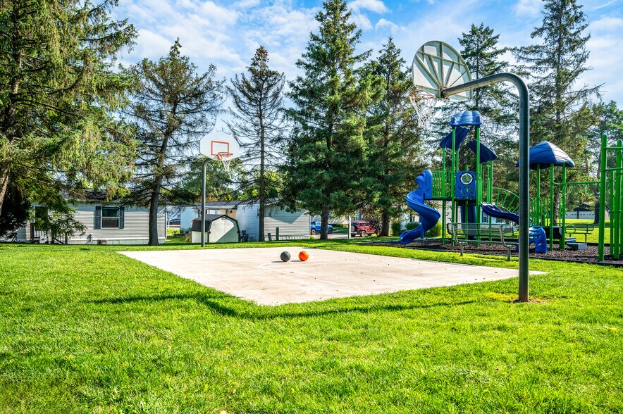 Building Photo - 15562 Pine Ridge Dr