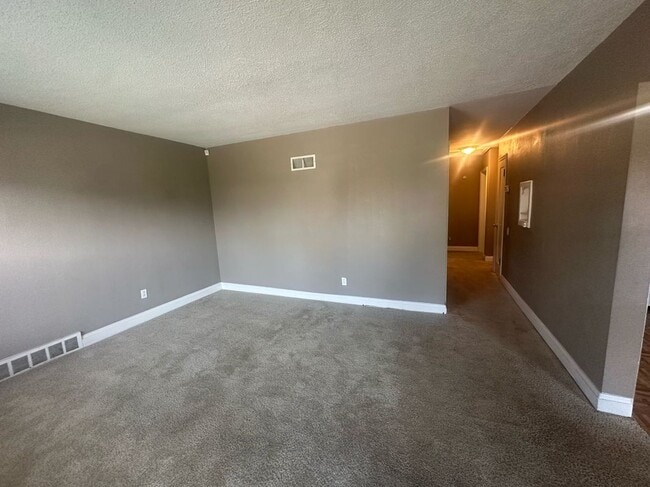 Building Photo - 6737 Kenwood Dr