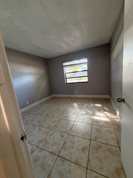 Building Photo - 4136 Lakeside Dr