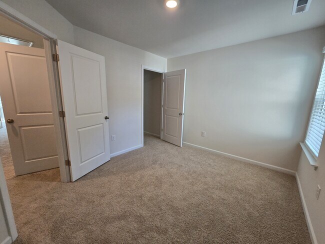 Building Photo - 114 Holmes Corner Dr