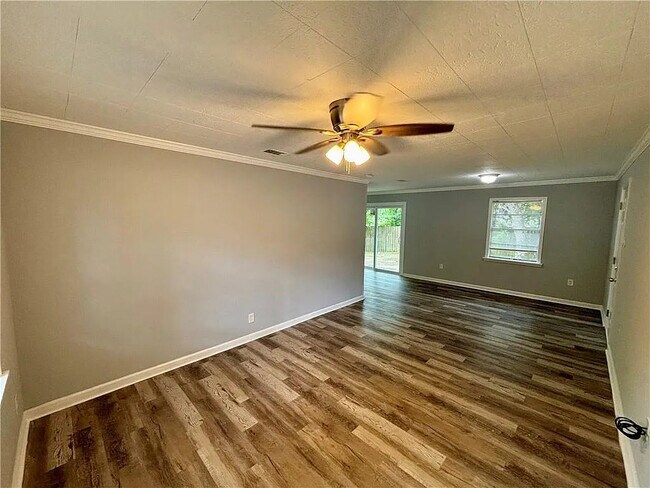 Building Photo - 466 Pinehill Dr