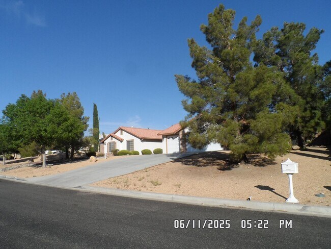 Building Photo - 3 Bedrooms, Den, 2 Bathrooms, 3 Car Garage...