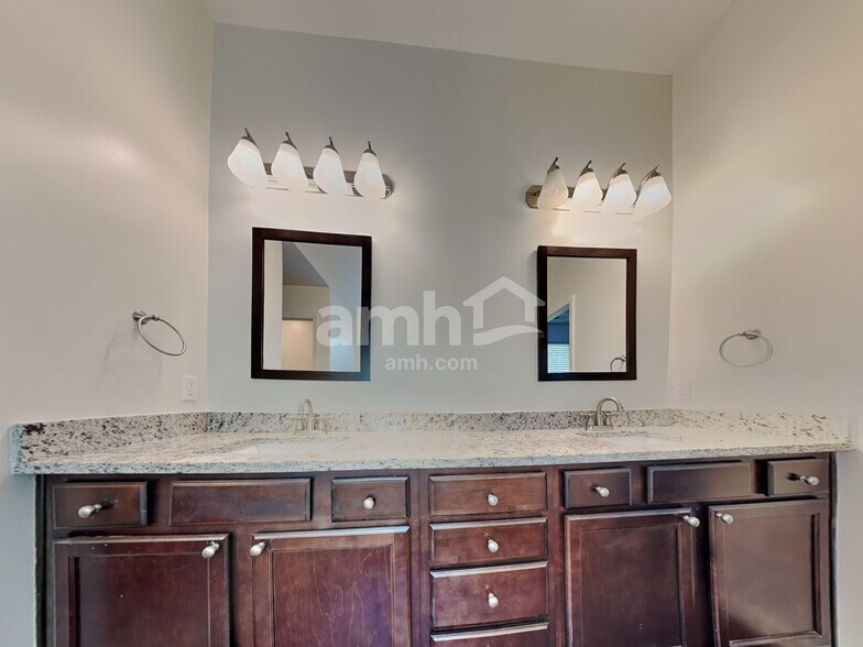 Building Photo - 301 Boulder Run