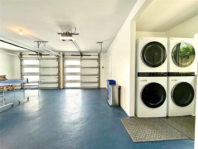 Building Photo - 1524 Bayview Dr