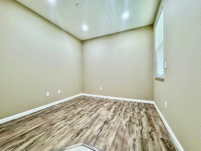 Building Photo - 6576 S Mariposa Ct
