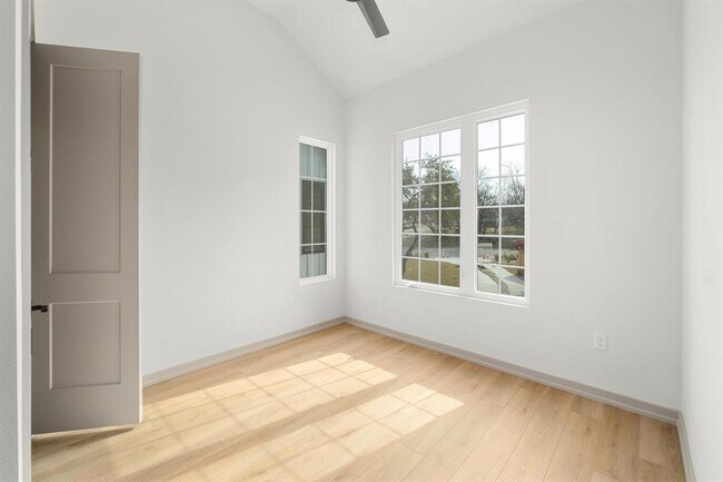 Building Photo - 1736 Bunche Rd