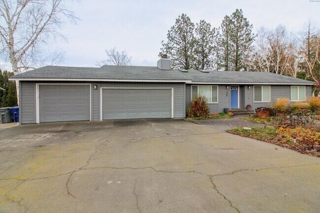 Primary Photo - 5 Bed/3 Bath + an Office/Bonus Room House