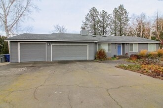 Building Photo - 5 Bed/3 Bath + an Office/Bonus Room House