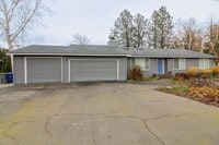 Building Photo - 5 Bed/3 Bath + an Office/Bonus Room House