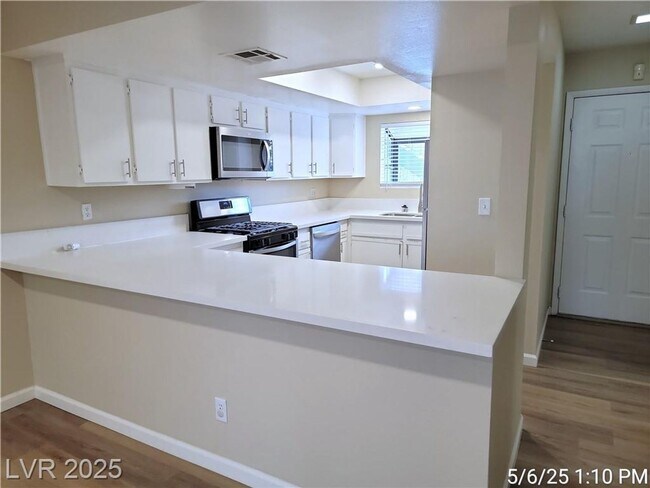 Building Photo - 1ST FLOOR UNIT IN HEART OF GREEN VALLEY!!