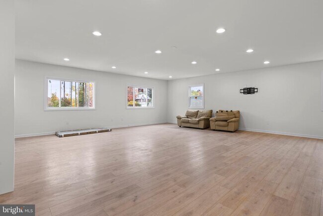 Building Photo - 819 11th Ave