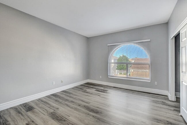 Building Photo - MASSIVE 5 BEDROOM, 2 STORY HOME IN DESIRABLE RHODES RANCH GOLF COURSE COMMUNITY!