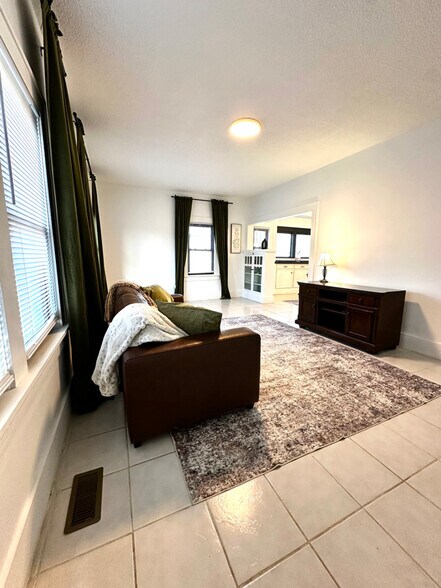 Building Photo - 236 S Charles St