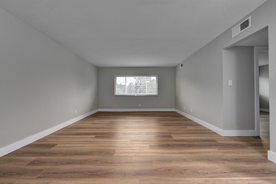 Large Living Room - 20333 Detroit Rd