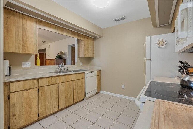 Building Photo - 720 E 6th St