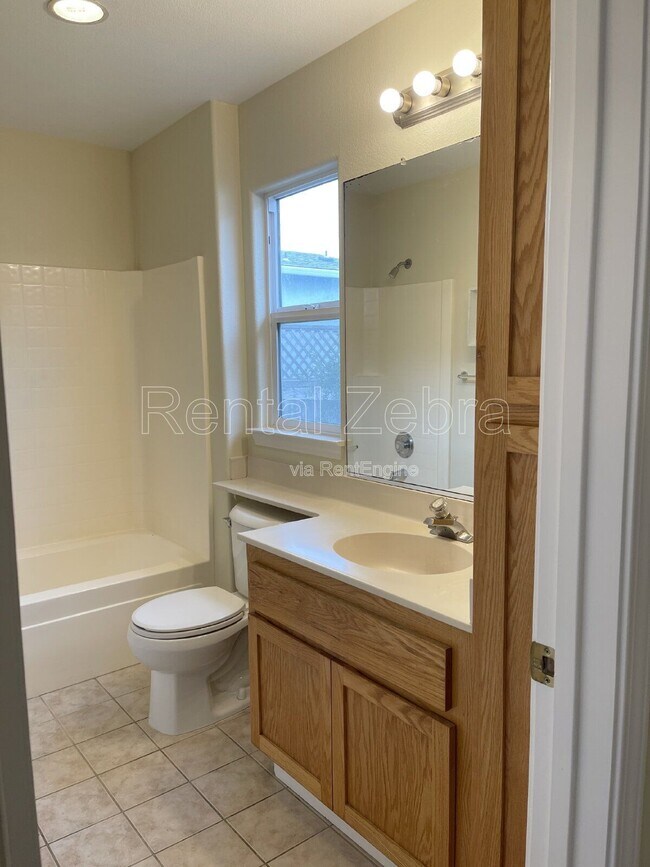 Building Photo - 2062 Red Oak Cir