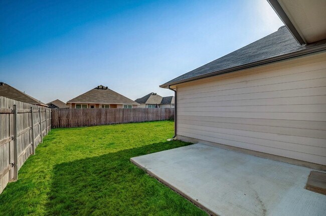 Building Photo - AVAILABLE BEGGINING OF JUNE ; APPLY ON OUR WEBSITE TODAY!!!