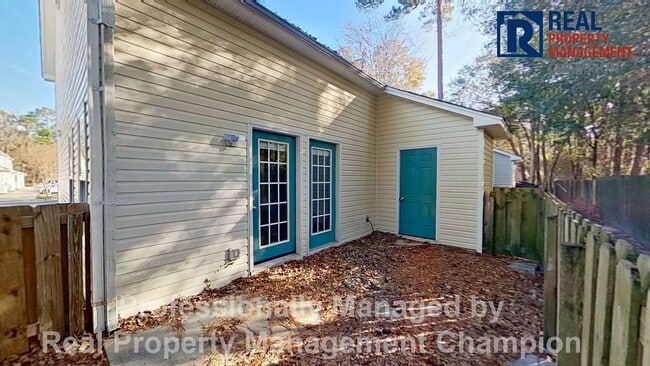 Building Photo - Cute 3 BD/2 BA Townhome Style Near UNCW