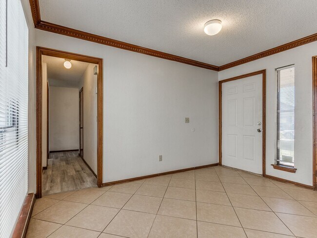Building Photo - 3 Bed 2 bath!