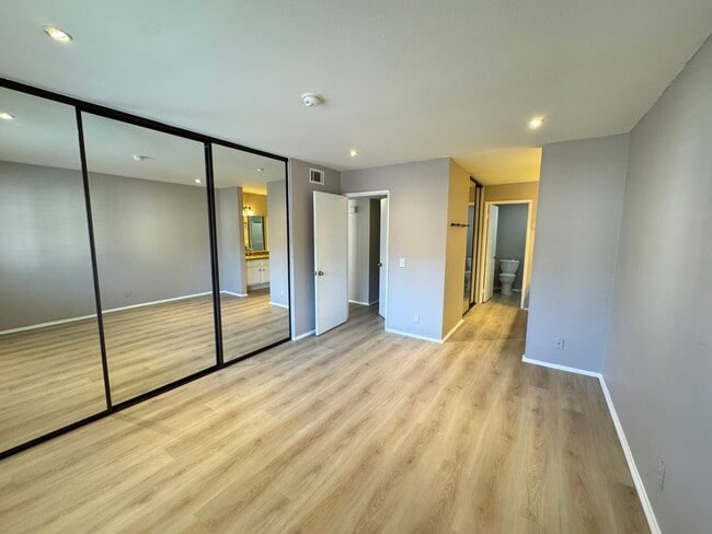 Building Photo - Bright and Airy 2Bd/2Ba Condo w/AC, W/D an...