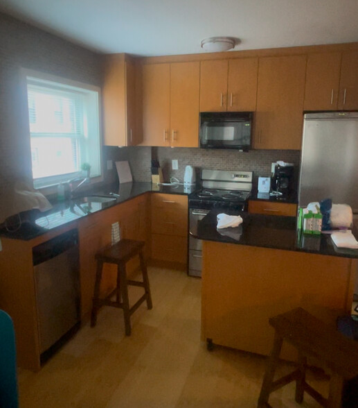 Building Photo - 462 Park Dr
