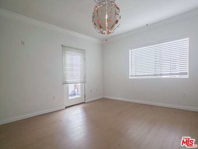 Building Photo - 1042 S Kingsley Dr
