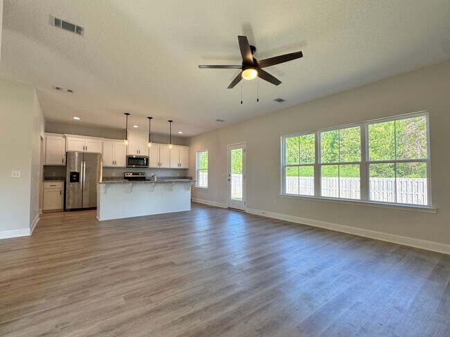 Building Photo - AVAILABLE OCTOBER 2025 [PET FRIENDLY]